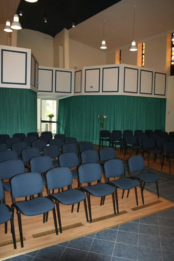 Haus des Abschieds Lägerdorf - Trauerhalle mit Stühlen